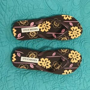 Steve Madden Flip Flops (Size 8)